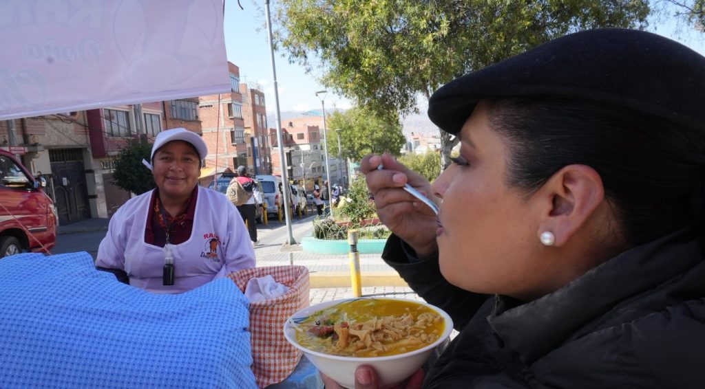 La Chef Coral DEGUSTA EL PLATO DE  Ayoroa visitó más de 60 puestos de comida para explicar el proyecto Sumaq.