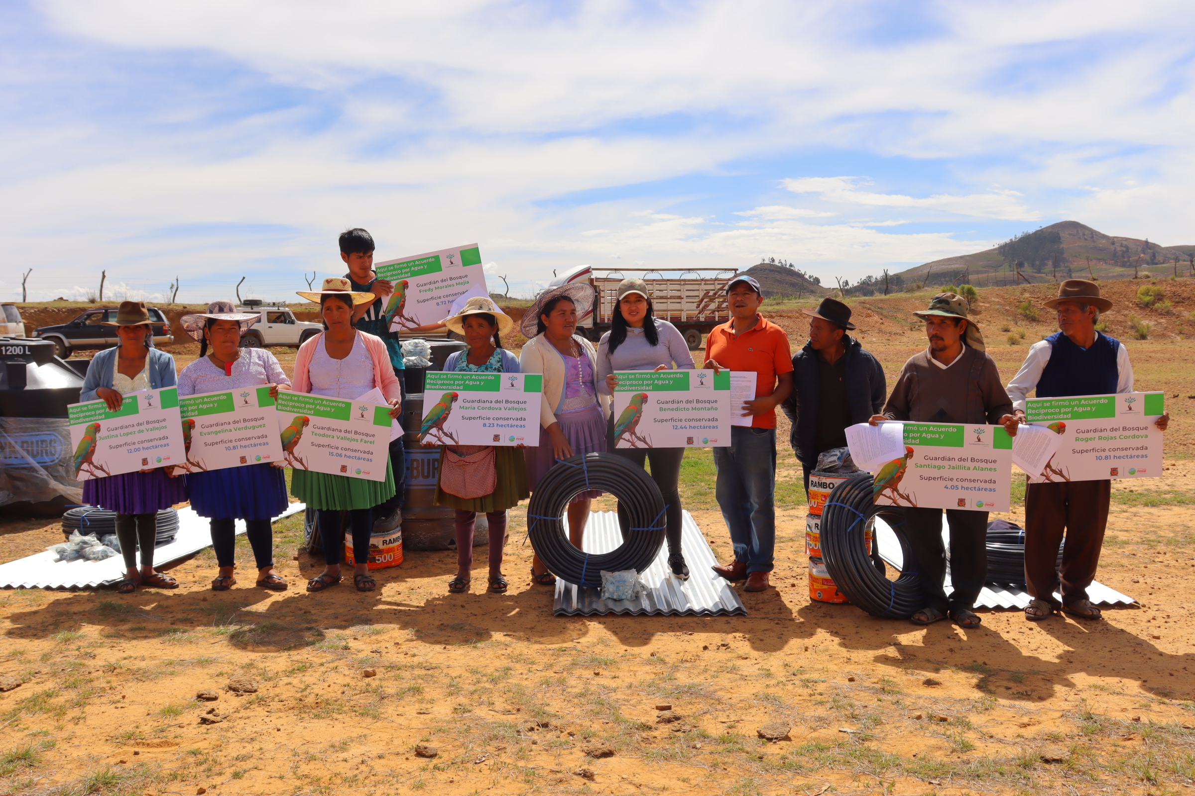 Familias de las comunidades Loma Larga y Pabellón en Totora asumen el compromiso de resguardar los bosques donde habita la Paraba Frente Roja.