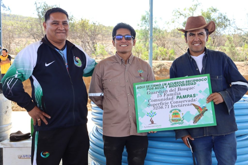 Sergio Lima, especialista en conservación y miembro del equipo de Fundación Natura Bolivia, promueve iniciativas comunitarias para proteger la Paraba Frente Roja.