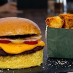 BURGER WEEK: JACINTO PRESENTA SU HAMBURGUESA HECHA CON PAN DE CALABAZA Y UN QUESO TRANSPARENTE DE TOMATE