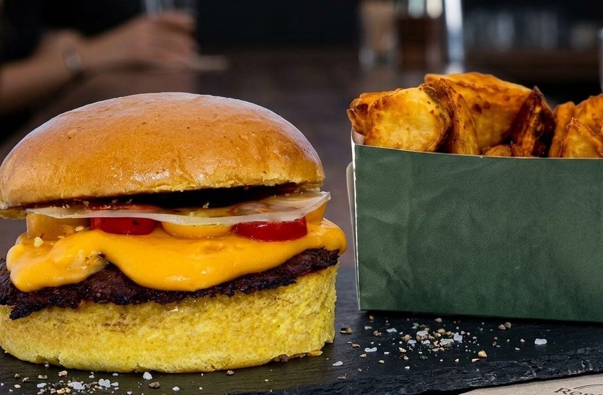 BURGER WEEK: JACINTO PRESENTA SU HAMBURGUESA HECHA CON PAN DE CALABAZA Y UN QUESO TRANSPARENTE DE TOMATE