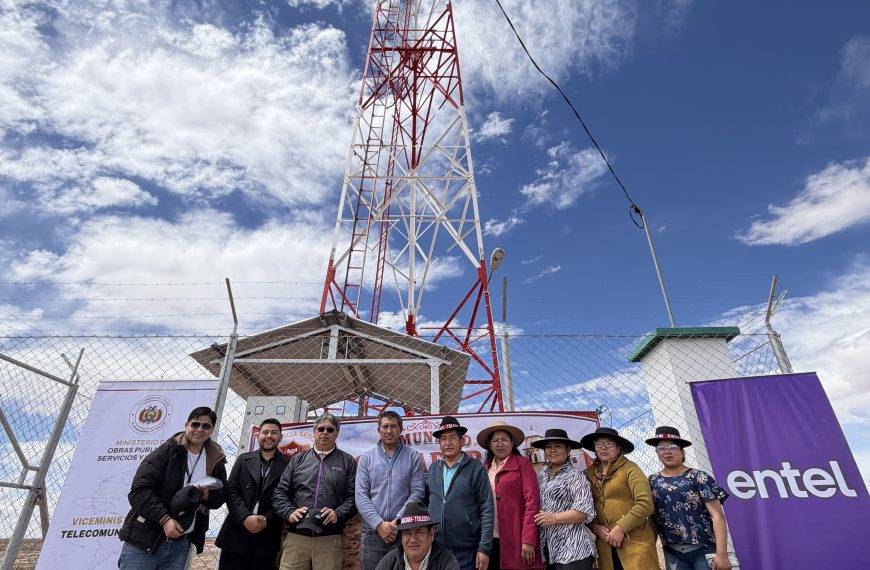 ENTEL LLEGA A PASTO GRANDE Y CONTRIBUYE AL CIERRE DE BRECHAS DIGITALES EN ORURO